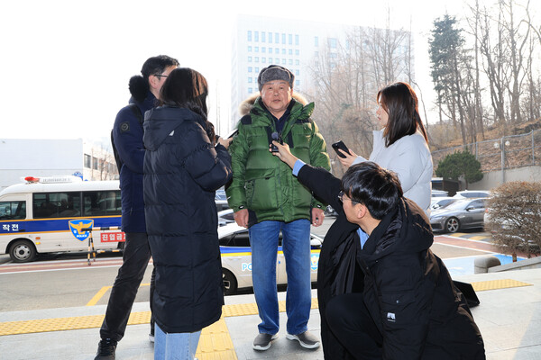 김건희씨가 과거 유흥주점에서 일했다는 이른바 '쥴리 의혹'을 제기한 안해욱 전 대한초등학교태권도협회장이 20일 오후 조사를 받기 위해 서울 서초경찰서에 나와 취재진 질문에 답하고 있다. (사진=연합뉴스) 
