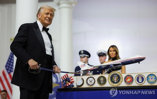 도널드 트럼프 대통령이 4년 만에 세계 최강대국인 미국 대통령직에 복귀하며 '미국 우선주의 시대 2.0'을 선포했다. (로이터=연합뉴스)