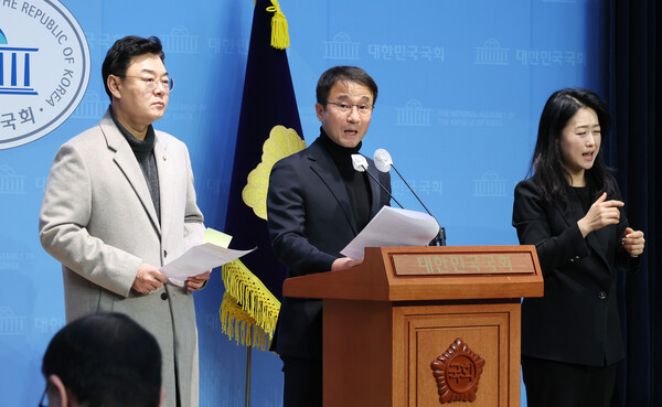 '내란 진상규명 국정조사특별위원회 소속 국민의힘 김성원(왼쪽), 더불어민주당 한병도 간사가 21일 국회 소통관에서 수방사 B1 벙커 등 에 대한 1차 현장조사 결과를 설명하고 있다. (사진=연합뉴스)