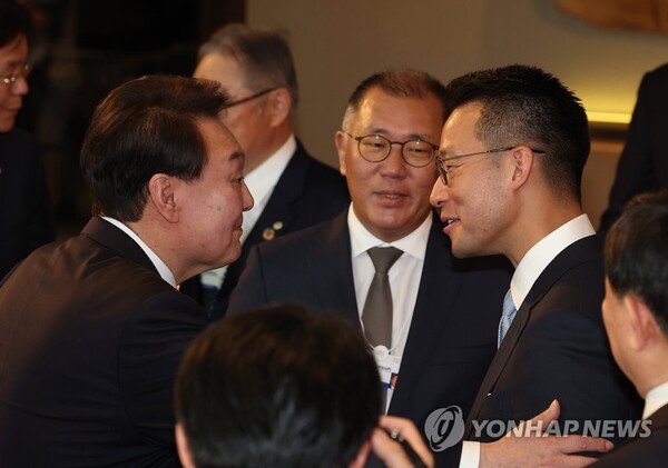 2023년 1월 18일 스위스 다보스포럼에 참석한 윤석열이 재벌 총수들과 악수하고 있다. (사진=연합뉴스)