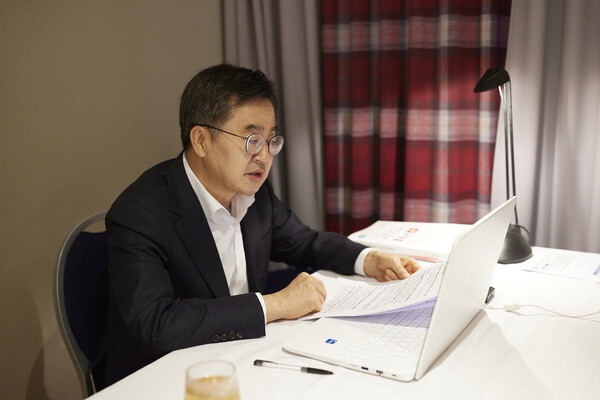 스위스 다보스포럼에 참석 중인 김동연 경기도지사가 설 연휴를 앞둔 23일(현지시간) 긴급 영상회의를 열고  응급의료 상황과 재난 대비태세를 점검하고 있다. (사진=경기도 제공)