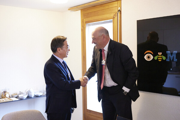 김동연 경기도지사가 22일(현지시간) 스위스 다보스 IBM 회의실에서 케리 콘(Gary Cohn) IBM 부회장과 만나 인사를 하고 있다. (사진=경기도 제공)