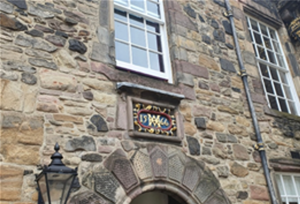 메리 여왕이 제임스 1세를 출산한 것을 기념해 연도를 표기한 스코틀랜드의 에든버러성.