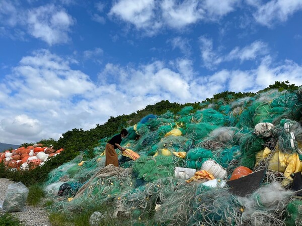 대부분 플라스틱류인 어구 해양쓰레기에서 재료를 찾는 작가 / 제공 = 김정아