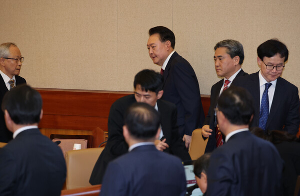 윤석열이 23일 서울 종로구 헌법재판소에서 열린 탄핵심판 4차 변론기일에 출석하기 위해 심판정으로 입장하고 있다. (사진=연합뉴스)