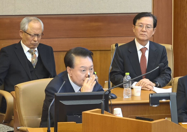 윤석열이 1월 23일 서울 종로구 헌법재판소에서 열린 본인의 탄핵심판 4차변론에 증인으로 출석한 전 국방부장관 김용현을 직접 증인신문 하고 있다. (사진=연합뉴스)