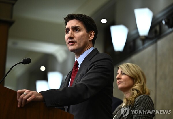 쥐스탱 트뤼도 캐나다 총리가 1일(현지시간) 밤 긴급 기자회견을 열고 미국산 제품에 대한 25% 보복 관세 방침을 발표하고 있다. [AP=연합뉴스]