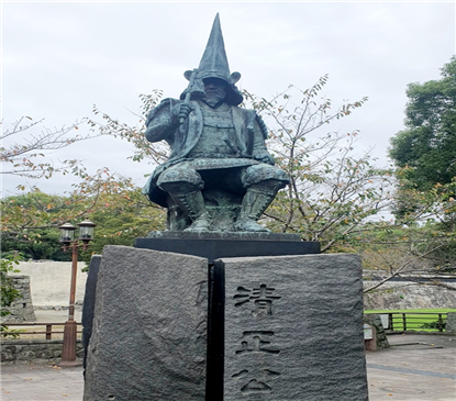 구마모토성의 입구에 있는 가토 기요마사의 동상. 그는 우리에겐 한문 이름인 가등청정으로도 불리기도 함.