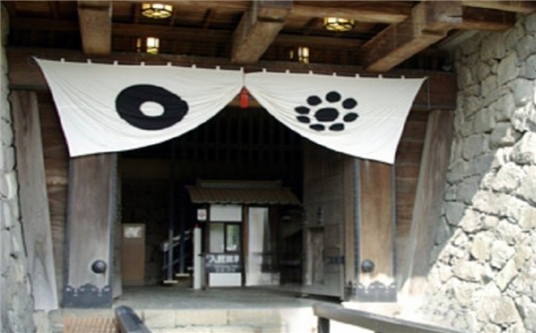 (좌로부터) 가토 가문과 호소카와 가문의 문장(가몬)이 모두 걸려있는 구마모토성 천수각 입구