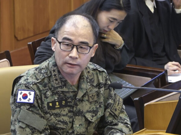 지난 6일 헌법재판소에서 열린 대통령 윤석열 탄핵 심판 6차 변론에 증인으로 출석한 곽종근 전 특수전사령관이 윤석열 측 대리인들의 질문에 답하고 있다. (사진=연합뉴스)