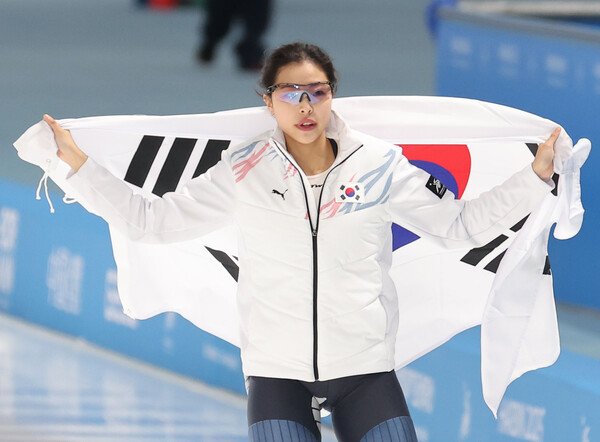  8일 중국 하얼빈 헤이룽장 빙상훈련센터 스피드스케이팅 오벌에서 열린 스피드스케이팅 여자 100ｍ에서 금메달을 따낸 이나현이 태극기 세리머니를 하고 있다. (사진=연합뉴스)