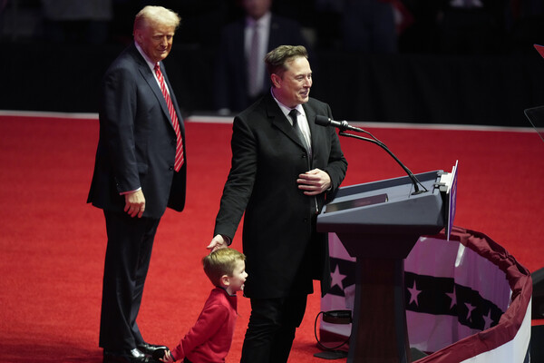 도날드 트럼프 대통령의 취임식 전날인 2025년 1월 19일 취임식에 앞서 열린 대규모 축하 집회에서 일론 머스크가 아들과 함께 연설하는 동안,  트럼프가 이를 지켜보고 있다. (사진=연합뉴스 / AP) 