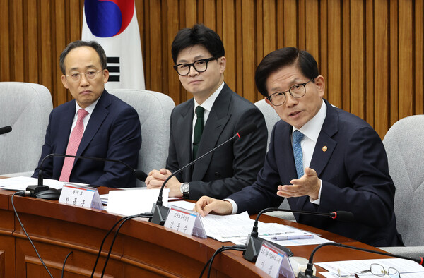 지난해 11월 26일 국회에서 열린 '노동약자지원법 법안 발의 국민 보고회'에서 김문수(오른쪽) 고용노동부 장관(오른쪽)이 발언하고 있고,  왼쪽 옆 한동훈 당시 국민의힘 당 대표가 이를 듣고 있다. (사진=연합뉴스) 