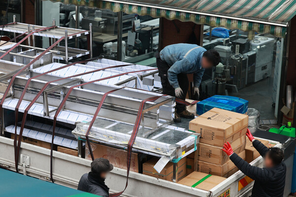 지난해 전국 음식점 10만7,526곳이 폐업하며 사상 최대치를 기록했다. 사진은 12일 서울 중구 황학동 주방거리의 한 매장 모습. (사진=연합뉴스)