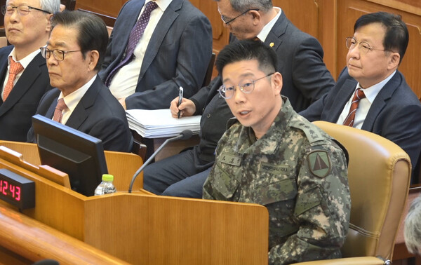  조성현 수도방위사령부 제1경비단장(대령)이 13일 헌법재판소에서 열린 윤석열 대통령 탄핵 심판 8차 변론에서 증언하고 있다. (사진=연합뉴스)
