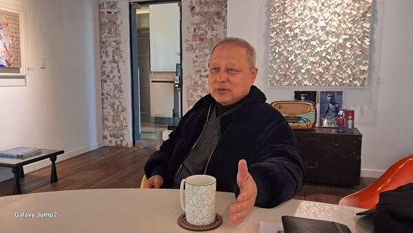 인터뷰중인 김양수 두손갤러리 대표 / 사진 제공= 한진혁