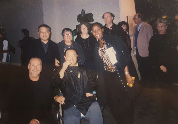 2000년 뉴욕 구겐하임 미술관 백남준 회고전 '백남준의 세계'오픈식에서 앞줄 휠체어에 앉은 이가 백남준, 백남준 뒤가 구보타 시게코, 그 왼쪽이 김양수