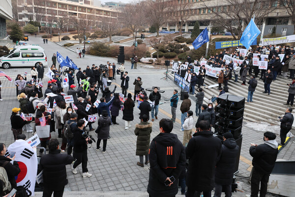 15일 오후 서울 관악구 서울대학교 학생회관 앞에서 '윤석열 퇴진 서울대 공동행동'주최로  '윤석열 탄핵' 찬성 집회를 하던 중에 탄핵 반대 집회 세력이 집회 장소를 내놓으라며 항의하고 있다. (사진=연합뉴스)