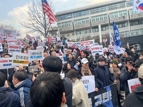 지난 15일 오후 서울대 민주화 운동의 상징인 아크로폴리스 광장을 내란 세력이 침탈하려시도하자 서울대 학생∙동문들이 이를 저지하고 있다. 사진은 서울대 동문들과 외부 극우 세력이 뒤섞여 아수라장이 된 집회 현장. (사진=이인형 시민기자) 