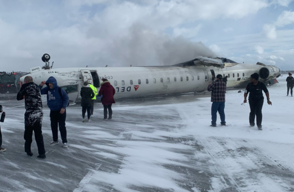 17일(현지시간) 캐나다 토론토 피어슨 국제공항에서 여객기가 거꾸로 뒤집히는 사고가 발생,  승객들이 긴급히 대피하고 있다. (사진= X캡처)