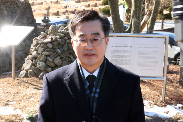 김동연 경기도지사가 지난 13일 광주 북구 운정동 국립5·18민주묘지에서 취재진의 질문에 답변하고 있다.  (사진=연합뉴스)​​​​​​​