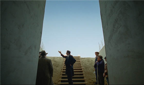 '브루탈리스트'에서 그의 건축물 현장을 지휘 감독하는 라즐로 토스 (출처, 네이버영화)