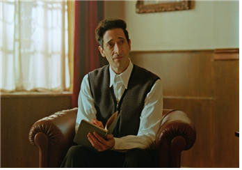 브루탈리즘을 신봉하는 건축가 라즐로 토스 역의 에이드리언 브로디 (출처, 네이버영화)