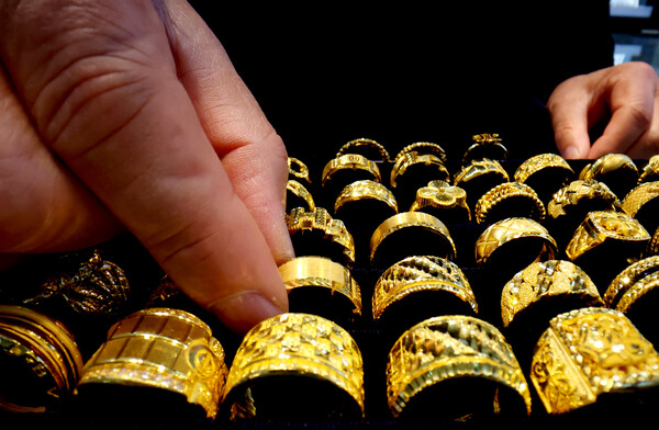 미국 관세 정책에 따른 불확실성 확대로 안전자산 선호 현상이 커지면서 금값이 연일 상승세를 이어가고 있다. 사진은 21일 서울 종로구의 한 보석상 모습. (사진=연합뉴스)