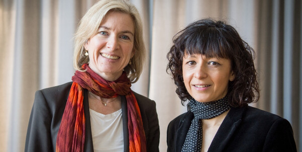   크리스퍼 유전자가위 개발로 2020년도 노벨화학상을 받은 다우드나(왼쪽)와 샤르팡티에 ( 출처 = 노벨상위원회)