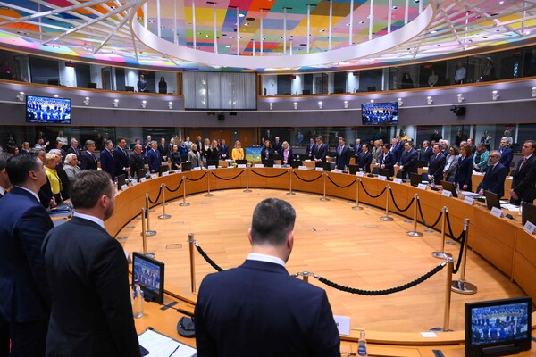 24일 브뤼셀 EU 본부에서 개최된 EU 외교이사회에서 참석자들이 우크라이나 침공 3주년을 애도하기 위해 1분간 침묵하고 있다.  (사진=연합뉴스/AFP)