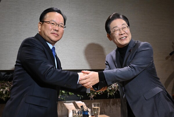 이재명 더불어민주당 대표가 24일 서울 여의도의 한 식당에서 김부겸 전 국무총리와 만나 악수하고 있다. (사진=연합뉴스)