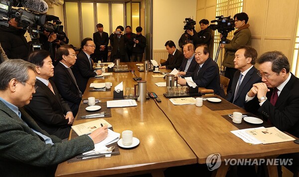 전직 국회의장·국무총리·당 대표들로 구성된 '나라를 걱정하는 원로모임'이 지난 17일 서울 여의도 한 식당에서 간담회를 열고 분권형 권력구조 개헌을 촉구했다. (사진=연합뉴스)