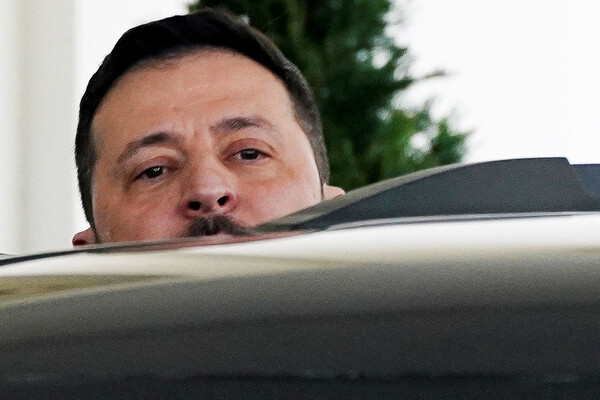 정상회담 결렬 후 백악관을 떠나는 젤렌스키 우크라이나 대통령. (사진=연합/REUTERS)