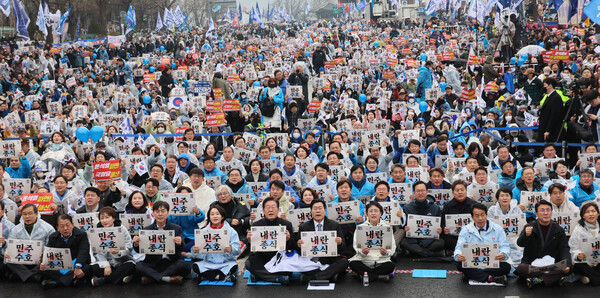 3월 1일 서울 종로구 안국동 사거리에서 열린 '야 5당 공동 내란종식·민주헌정수호를 위한 윤석열 파면 촉구 범국민대회'에서 참가자들이 구호를 외치고 있다. (사진=연합뉴스)