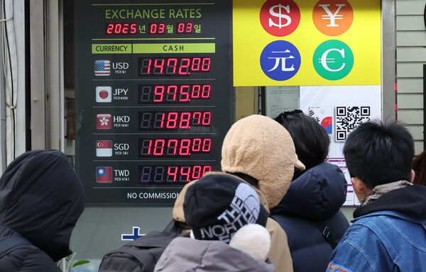미국발 관세 위협에 경기 침체, 정치 불안이 맞물리면서 원화 약세가 이어지고 있다. 사진은 3일 서울 명동 한 환전소 모습. (사진=연합뉴스)