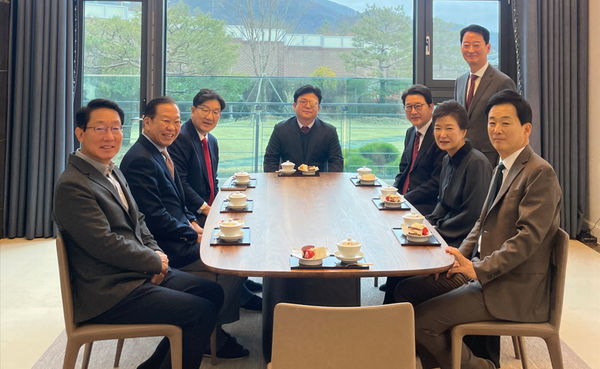 국민의힘 권영세(왼쪽에서 두 번째) 비상대책위원장과 권성동(왼쪽에서 세 번째) 원내대표 등 지도부가 3일 대구 달성군 박근혜 전 대통령 사저에서 박 전 대통령과 대화하고 있다. (사진=연합뉴스)