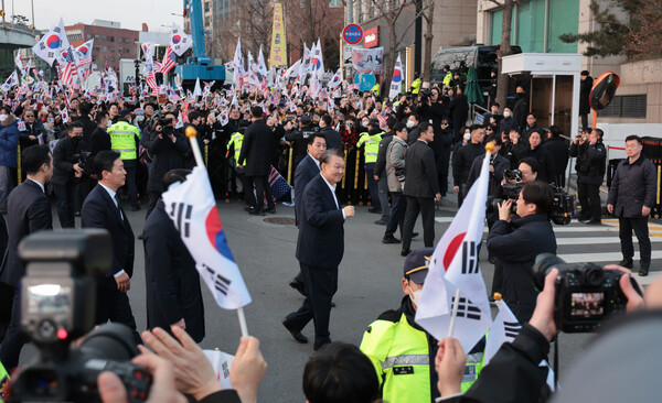 서울구치소에서 석방된 윤석열이 8일 서울 한남동 관저 앞에 도착 차량에서 내린 뒤 지지자들에게 인사하고 있다. (사진=연합뉴스)