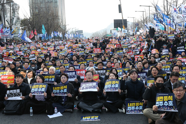 8일 서울 안국동 사거리에서 열린 '야5당 공동 내란종식·민주헌정수호를 위한 윤석열 파면 촉구 범국민대회'에서 더불어민주당 이재명 대표, 조국혁신당 김선민 당 대표 권한대행 등 참가자들이 손팻말을 들고 구호를 외치고 있다. (사진=연합뉴스)