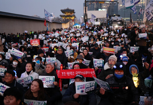  9일 서울 경복궁역 인근에서 열린 ‘윤석열 즉각퇴진·사회대개혁 비상행동’에서 참가자들이 '윤석열 즉각 파면'을 촉구하는 피켓을 들어보이고 있다. (사진=연합뉴스)