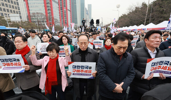 국민의힘 김기현, 추경호 의원 등이 지난 1일 서울 여의대로에서 세이브코리아가 연 '3·1절 국가비상기도회'에서 윤석열 대통령 탄핵 기각을 촉구하며 기도하고 있다. (사진=연합뉴스)