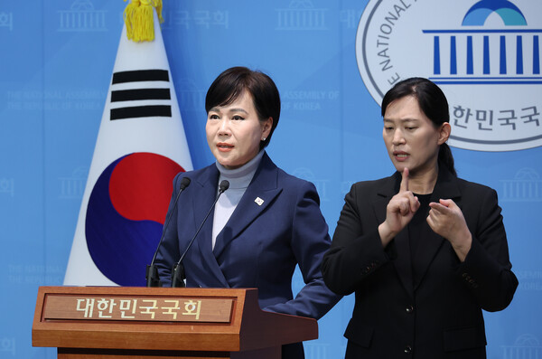 전현희 더불어민주당 의원이 12일 국회 소통관에서 기자회견을 열고 "이재명 대표에 대한 '제2의 테러' 음모를 강력히 규탄하며, 수사당국의 엄정 대응을 촉구한다"고 밝히고 있다. (사진=연합뉴스)