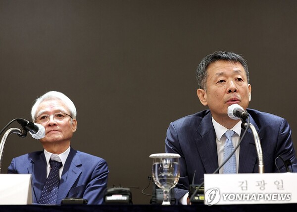 김광일 MBK파트너스 부회장(오른쪽)이 19일 오전 서울 중구 롯데호텔에서 열린 기자간담회에서 취재진의 질문에 답하고 있다. 왼쪽은 강성두 영풍 사장. (사진=연합뉴스)