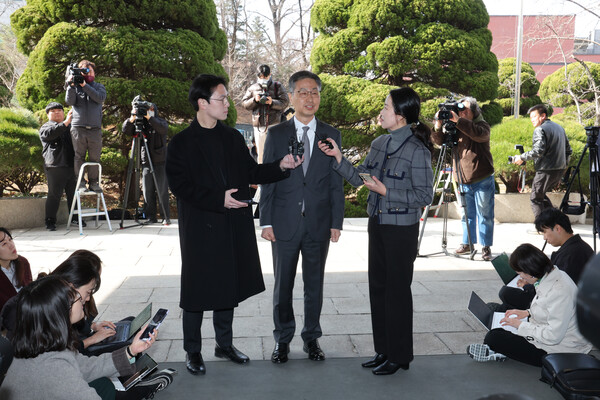 헌재가 13일 최재해 감사원장에 대한 국회의 탄핵소추를 기각하자 최 원장 곧바로 감사원으로 업무복귀하며 소회를 밝히고 있다. (사회=연합뉴스)