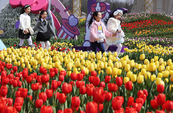 완연한 봄 날씨를 보인 21일 경기도 용인시 에버랜드를 찾은 시민들이 튤립 축제를 즐기고 있다. 올해 축제는 6월 15일까지 계속된다. (사진=연합뉴스)