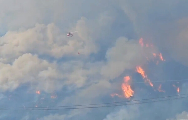 22일 산불이 발생한 경남 산청군 단성면 일대에서 소방헬기가 진화작업을 하고 있다. (사진=연합뉴스/독자제공)