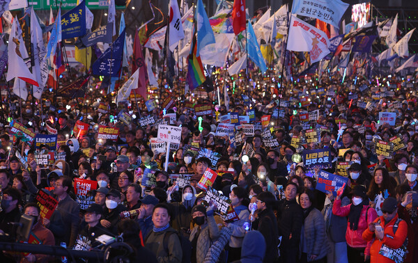 22일 서울 광화문 앞에서 윤석열 즉각퇴진·사회대개혁 16차 범시민대행진 참가자들이 집회를 마치고 행진하고 있다. (사진=연합뉴스)