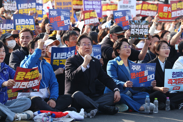 이재명 더불어민주당 대표가 22일 서울 광화문 동십자각 앞에서 열린 야5당 공동 비상시국 범국민대회에서 '윤석열 파면'을 촉구하는 구호를 외치고 있다. 이 대표 오른쪽은 김선민 조국혁신당 당대표 권한대행. (사진=연합뉴스)