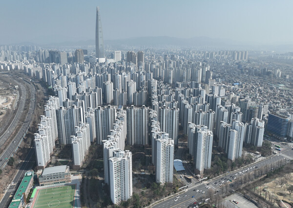 서울 강남3구와 용산구에 대한 토지거래허가구역(토허제) 적용을 하루 앞둔 23일 서울 송파구 일대 아파트 단지 모습. (사진=연합뉴스)