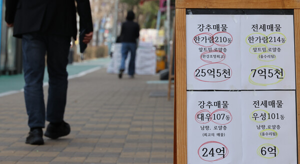 24일부터 서울 강남 3구와 용산구에 속한 아파트 전체가 토지거래허가구역으로 묶였다. 면적으로는 142.2㎢, 아파트 2,200개 단지 40만호에 달한다. (사진=연합뉴스)