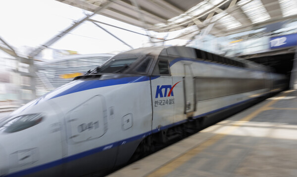 한문희 코레일 사장은 14년째 동결된 KTX 운임 인상이 불가피하다고 26일 밝혔다. 코레일이 정한 목표 인상률(17%)을 적용하면 현재 5만9,800원인 KTX 서울∼부산 일반실 운임은 7만원으로 오른다. (사진=연합뉴스)